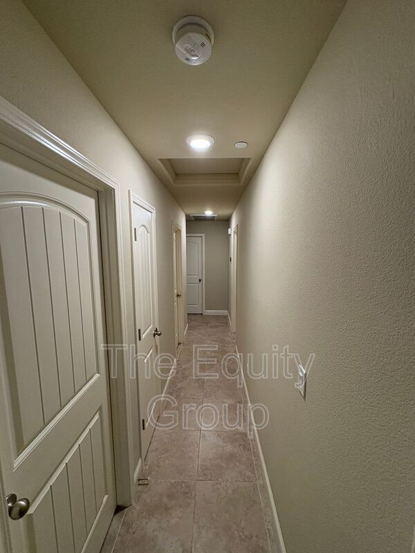 Building Photo - 4201 W Wren Ave