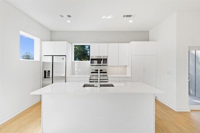 Building Photo - Modern 2-Bed Townhome with Attached Garage & Private Balcony in Gated Dallas Community