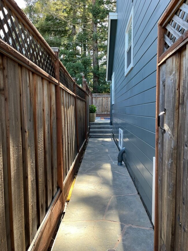 Building Photo - 3 Bed/2Bath Ready to Move In