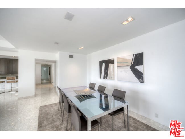 Building Photo - 7250 Franklin Ave