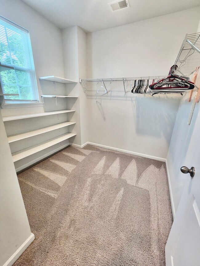 Building Photo - Well maintained end unit townhome in Grand...