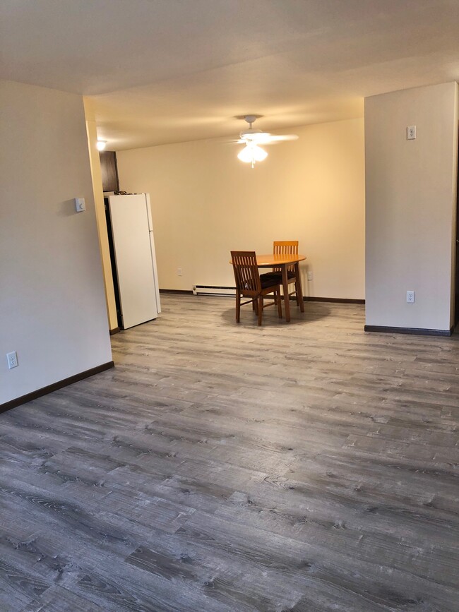 Building Photo - 8409 W Morgan Ave