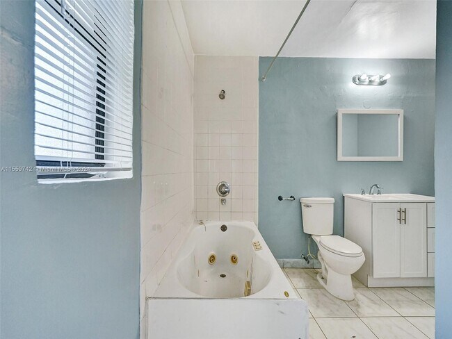 Building Photo - 1298 NE 39th St