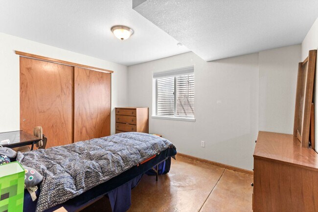 Building Photo - 5 Bedroom Ranch Available in Maple Hill