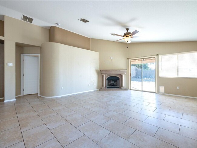 Building Photo - 3 Bedroom 2 Bathroom with Den!