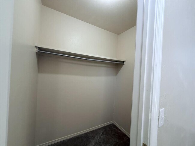 Building Photo - 1224 Capitol Dr