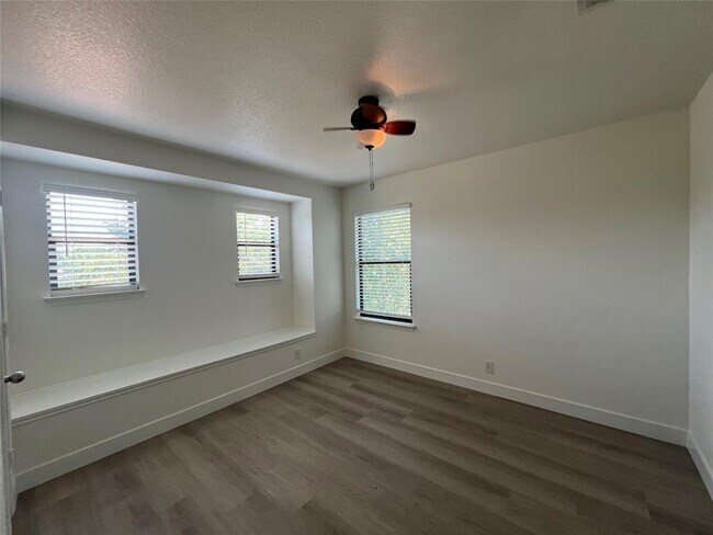 Building Photo - 821 New Bridge Dr