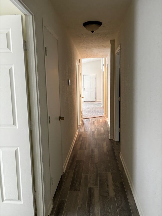 Building Photo - 3 Bedroom 2 Bath