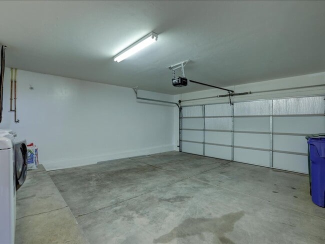 Building Photo - 2 Bedroom, 2 Bathroom and a large Backyard Retreat!