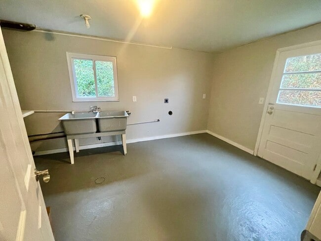 Building Photo - 3282 Ridge Rd Ext