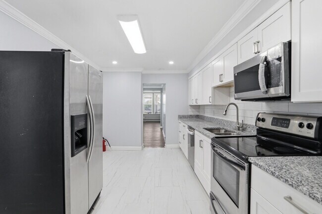 Building Photo - Beautiful Duplex with Charm