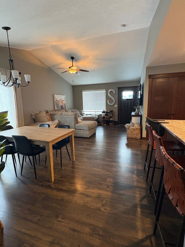 Building Photo - 812 Daisy Ln