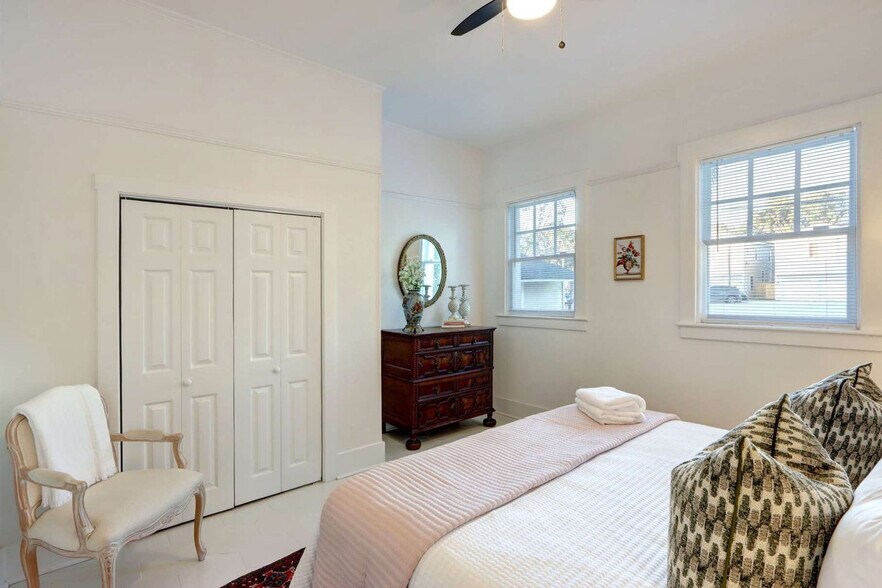 Building Photo - 306 E Victory Dr