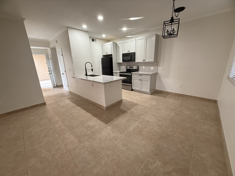 Building Photo - 16013 S Desert Foothills Pky
