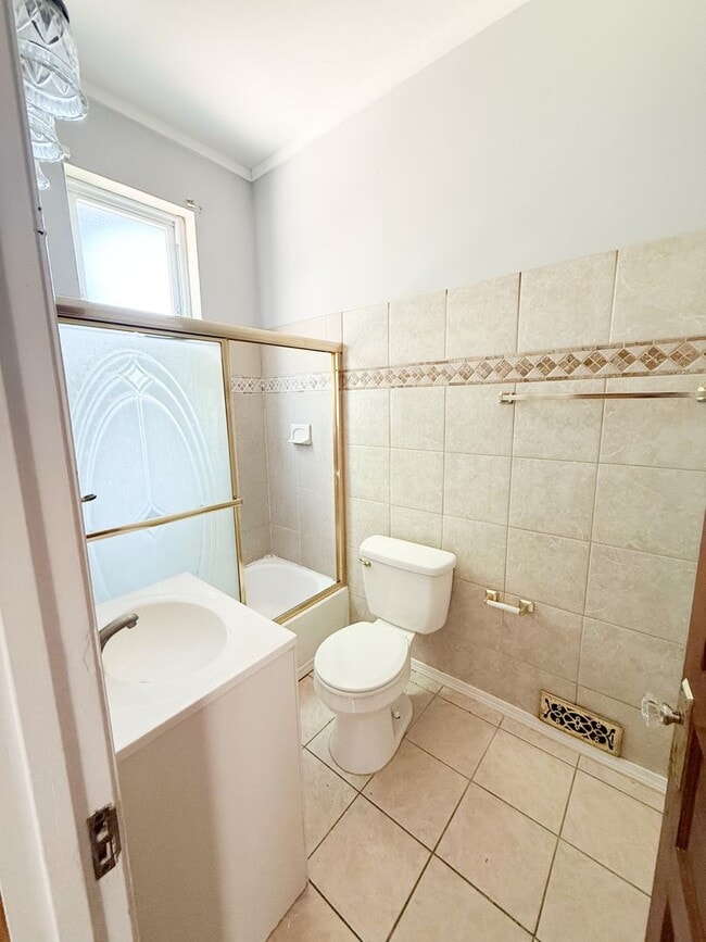 Building Photo - 3 Bedroom/1 Bathroom with Fenced-in Backyard!