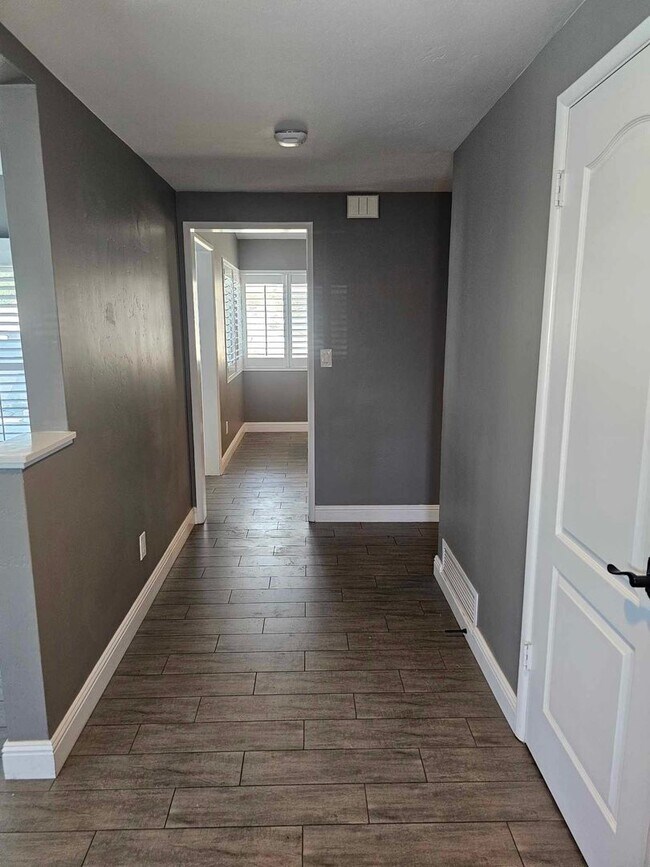 Building Photo - 2975 Robin Rd