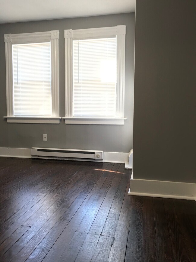 Building Photo - 353 Poplar St