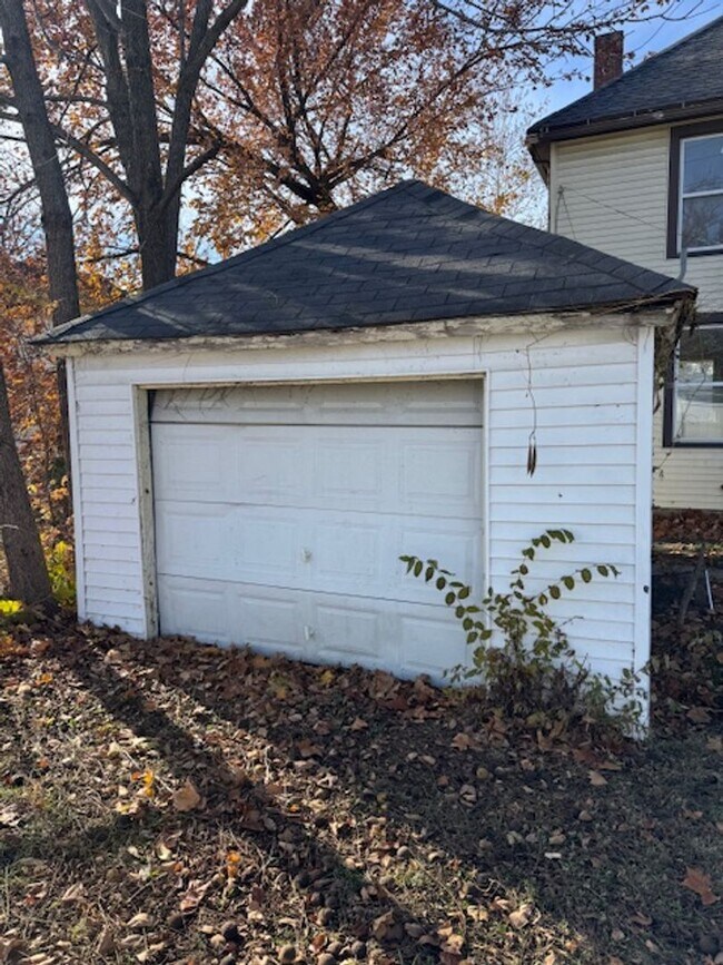 Building Photo - 2813 Hoagland Ave