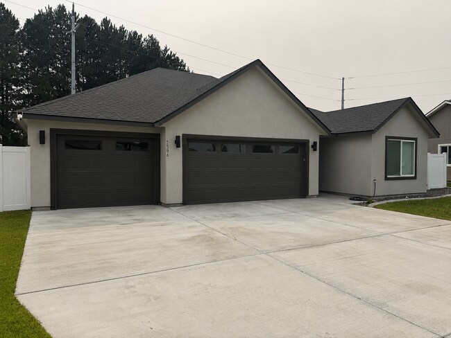Building Photo - Beautiful Three Bedroom in Pasco Near Chiawana High School