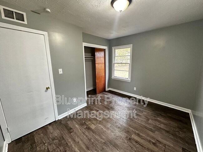 Building Photo - 913 27th St SW