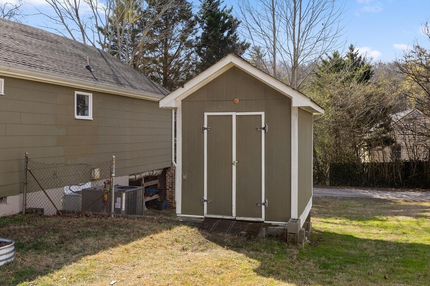 Building Photo - 844 Linden Hall Rd