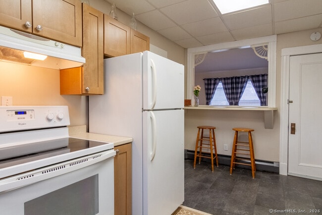 Building Photo - 393 Plainville Ave