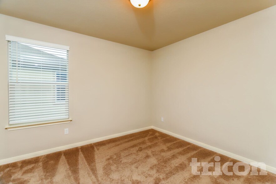 Building Photo - 13554 Paxton Blvd