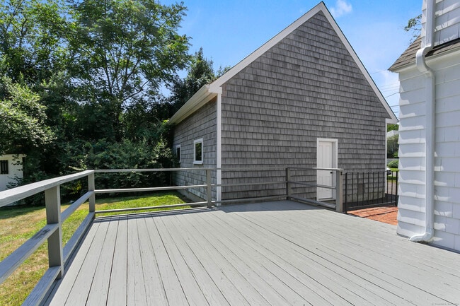 Building Photo - 328 Alma Dr