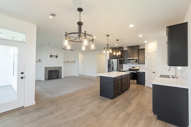 Building Photo - MOVE IN READY! Welcome Home! 3 bed/2 bath in West Richland