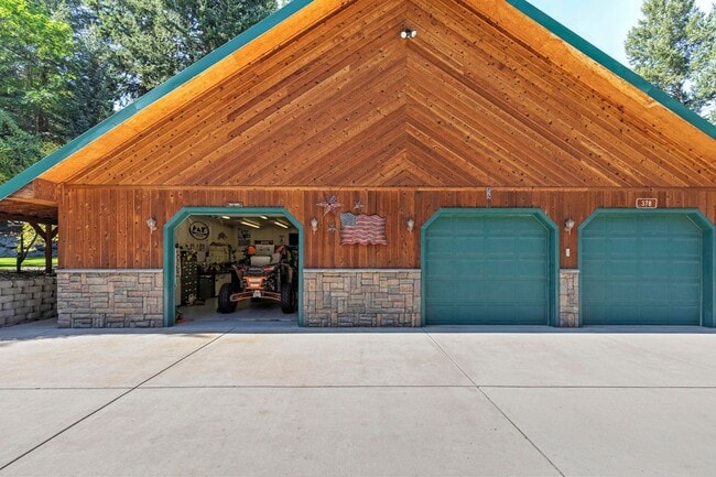 Building Photo - Lolo 4 bedroom, 2 bath, 2,520 Sq. Ft. home...