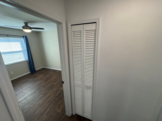 Building Photo - Your Dream Home Awaits! MASSIVE Backyard! ...