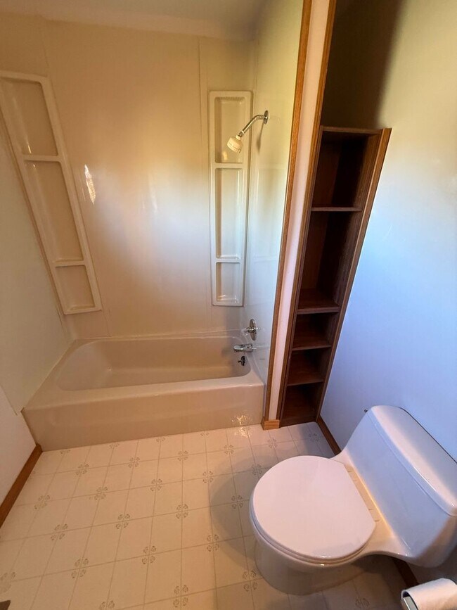 Building Photo - 3 Bed 2 Bath Large Semi-Rural Modern Beautiful Home