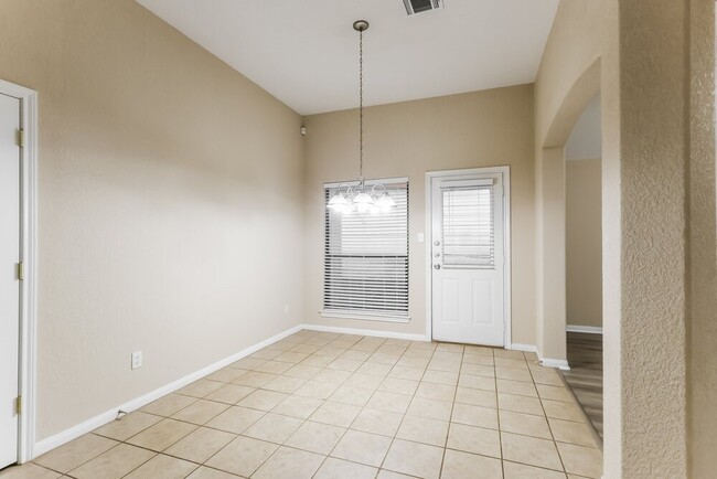 Building Photo - 131 Golfview Ct