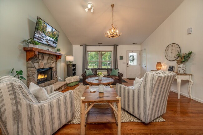 Building Photo - Mountain Lux Home - Centrally Located in B...