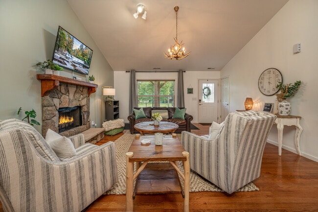 Building Photo - Mountain Lux Home - Centrally Located in Brevard! Furnished Mid- Term Rental Available from Novem...