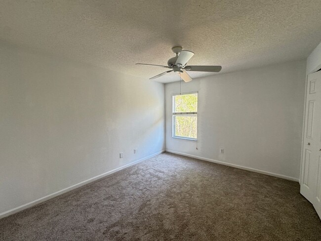 Building Photo - 5 Bedroom Townhome in Avalon Park! TESLA CHARGER INCLUDED!