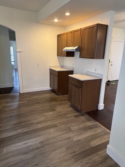 Building Photo - 832 Wealthy St SE