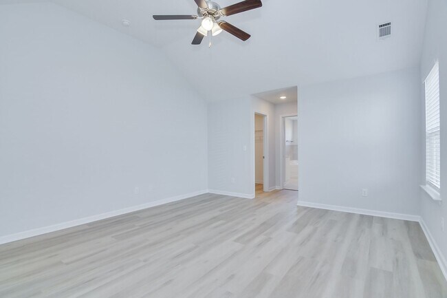Building Photo - Like New Home - 4 Bed 3 Bath