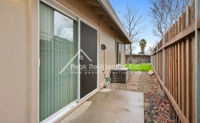 Building Photo - Updated 2bd/2ba Foothill Farms Duplex With 1 Car Garage