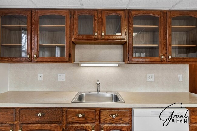 Building Photo - 3 bedroom 2 bath