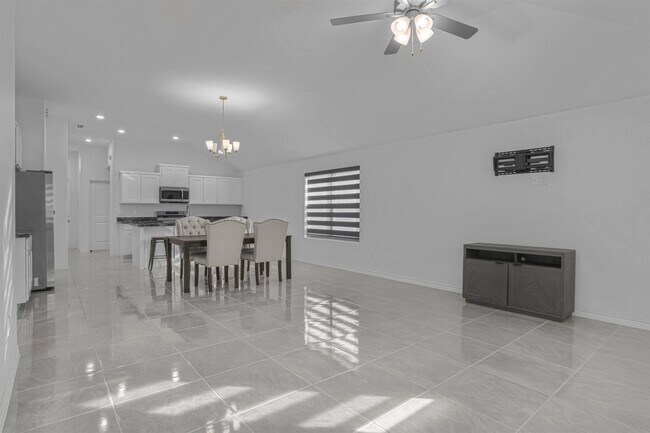 Building Photo - 5428 Encanto Dr