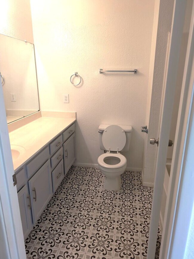 Building Photo - AVAILABLE NOW - NO HOA COMMUNITY!!!