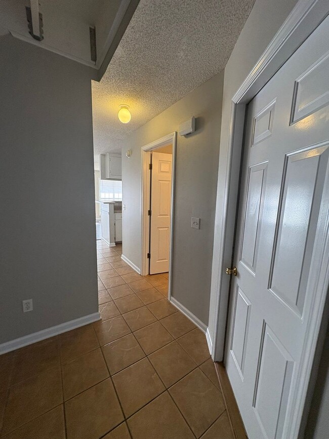 Building Photo - 165 N Spring View Dr