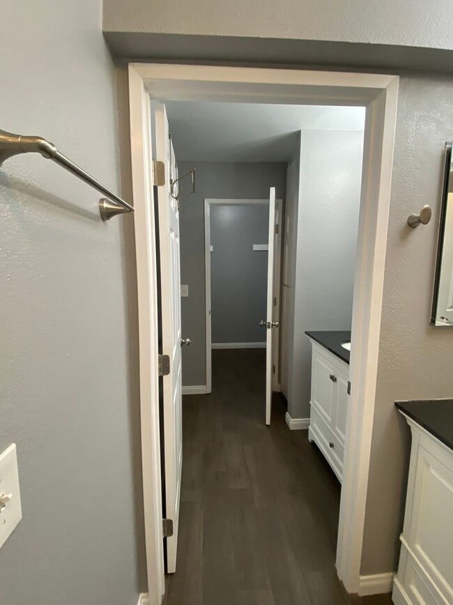 Building Photo - 2BD / 1BA Apartment with AC and parking in Mission Valley!