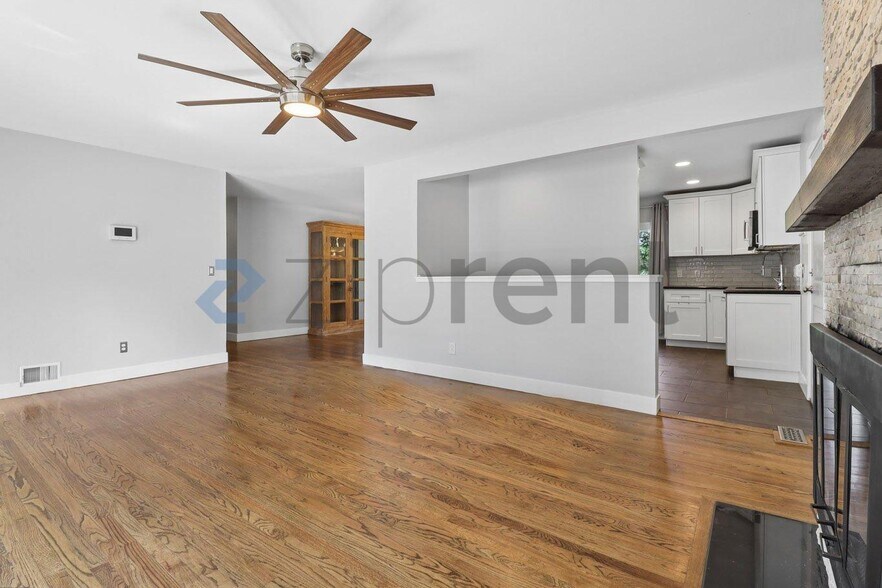 Building Photo - Unit
