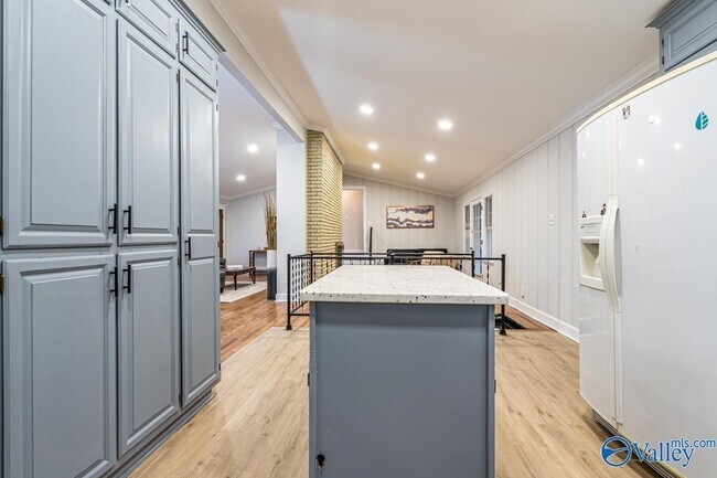 Building Photo - 702 Chambers Dr NE