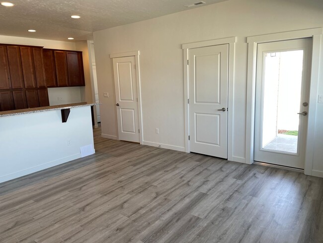 Building Photo - Newer 2-bedroom Townhome