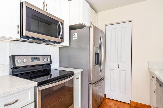 Building Photo - 2 Bedroom 2 Bathroom Upstairs Unit with Up...