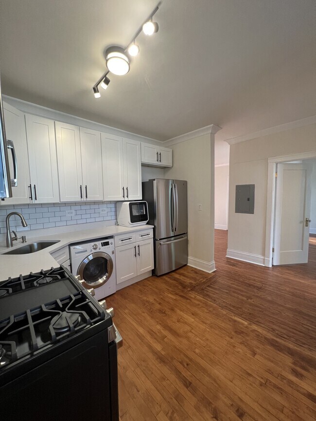 Building Photo - 531 W Addison St