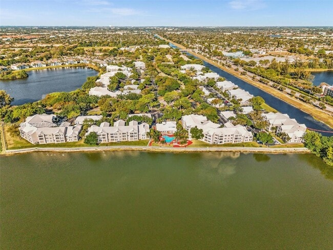 Building Photo - 2810 N Oakland Forest Dr